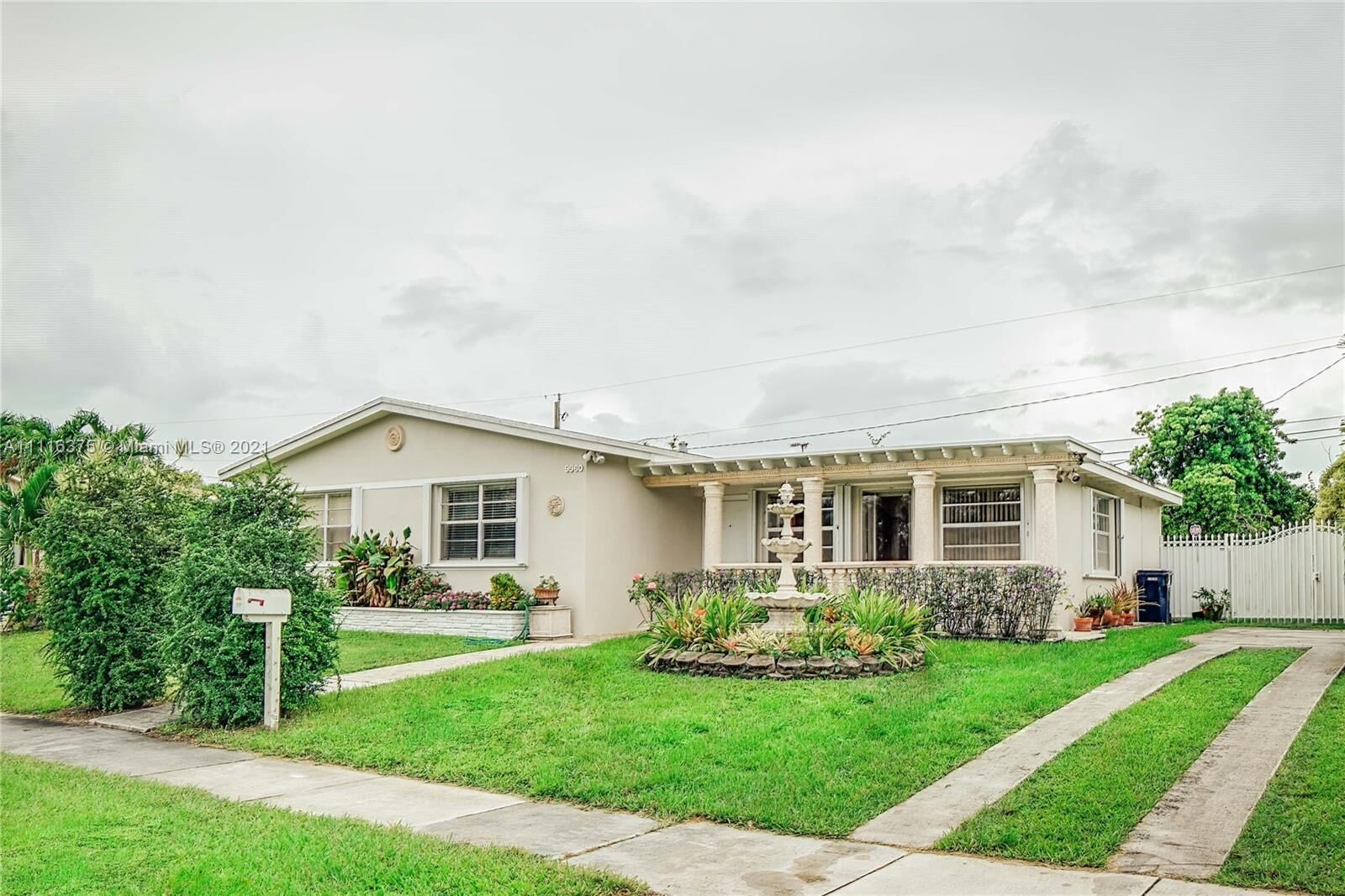 Property Photo:  9960 Jamaica Dr  FL 33189 