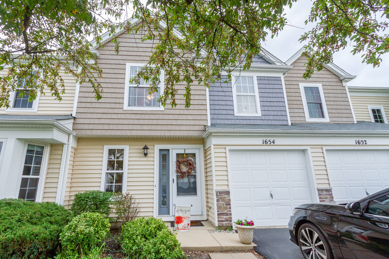 Property Photo:  1654 College Green Drive  IL 60123 