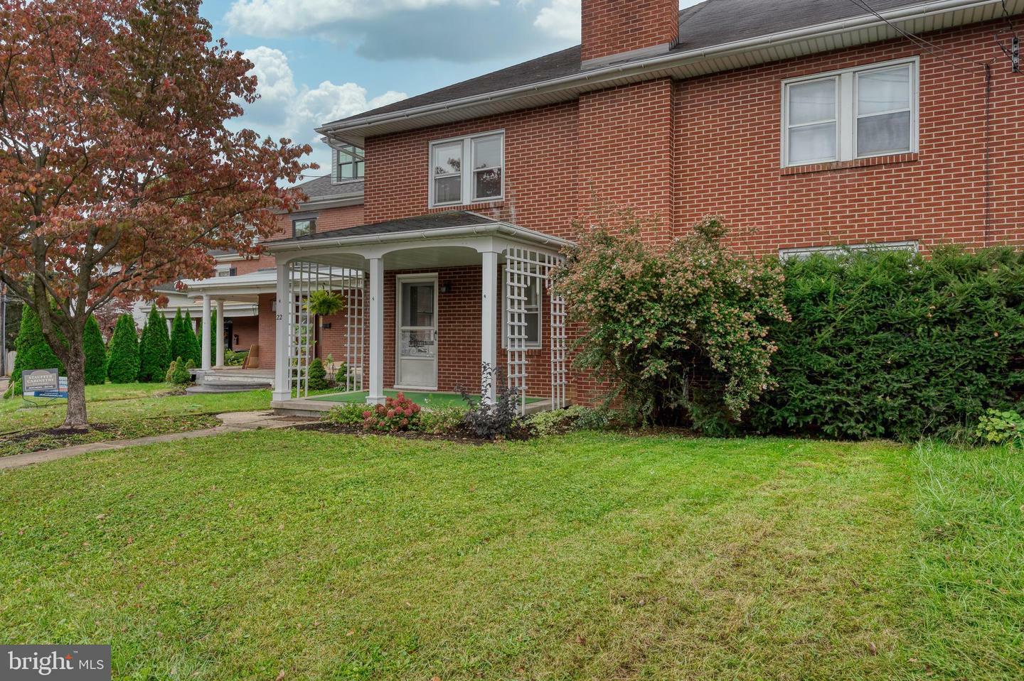 Property Photo:  22 W Lincoln Avenue  PA 17543 