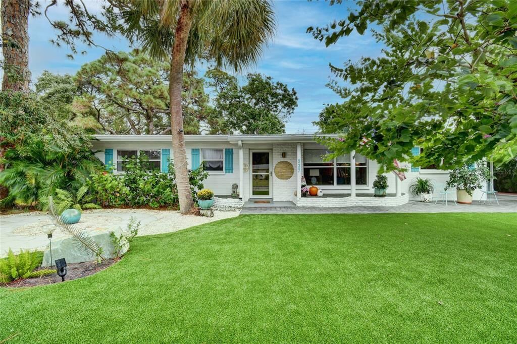 Property Photo: 937 Riviera Street FL 34285