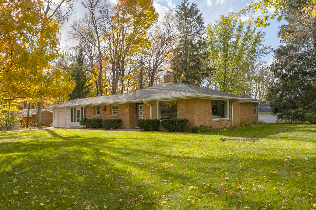 Property Photo:  413 Oakwood Dr  WI 53092 