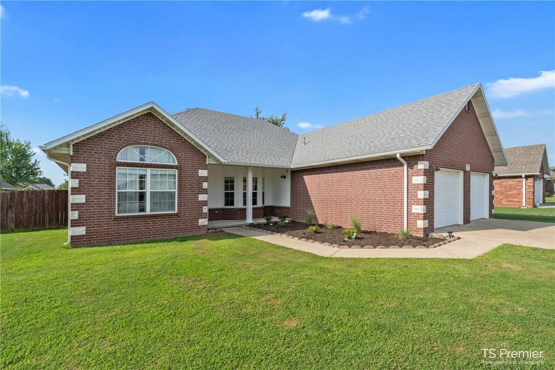 Property Photo:  607 Herron Street  AR 72753 