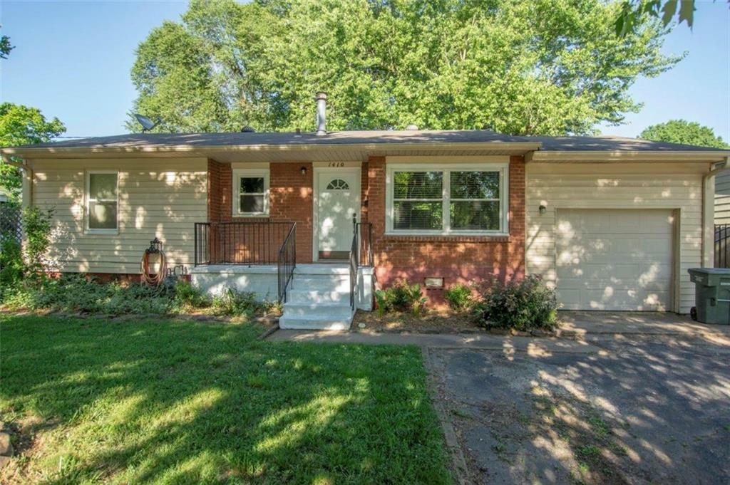 Property Photo:  1410 S Dunn Avenue  AR 72701 