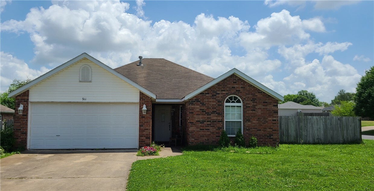 Property Photo:  911 SW Cheyenne Drive  AR 72712 