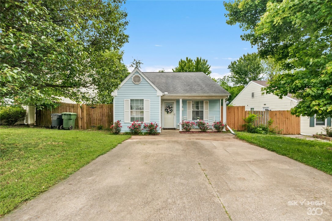 Property Photo:  2513 W Ash Place  AR 72758 