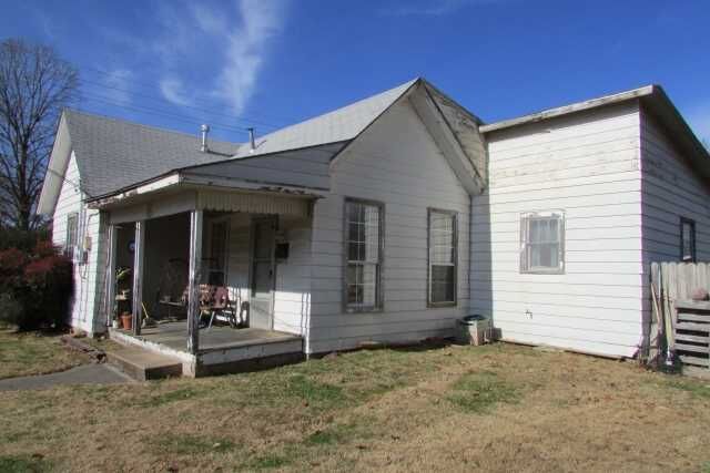 Property Photo:  201 SE 3rd Street  AR 72712 