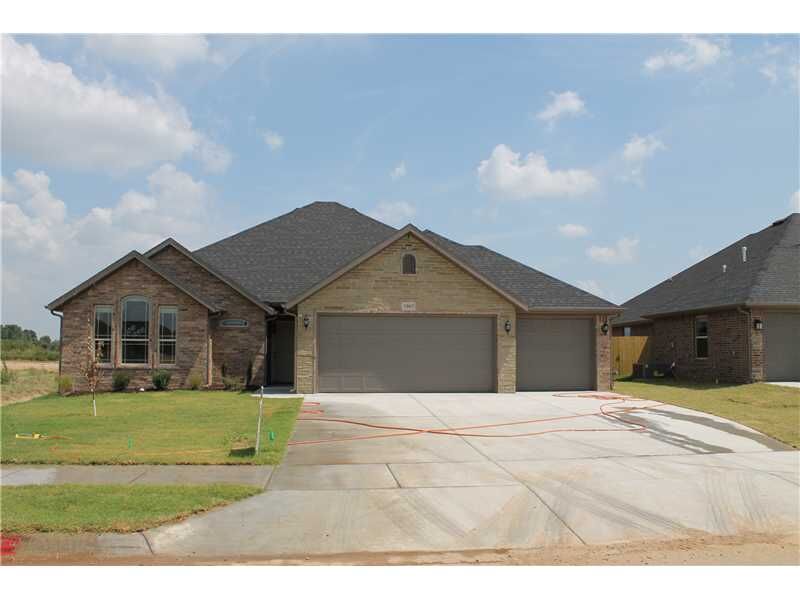 Property Photo:  1907 SW Cypress Street  AR 72712 