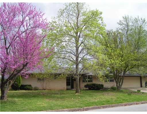 Property Photo: 601 Hinshaw Drive AR 72762