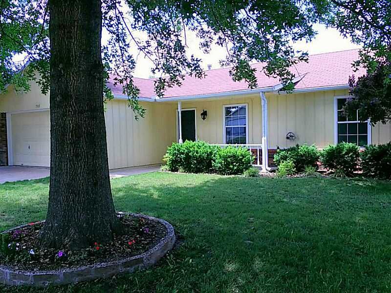 Property Photo:  703 E Linden Street  AR 72756 