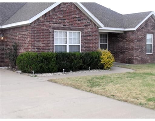 Property Photo:  512 Emerald Street  AR 72745 