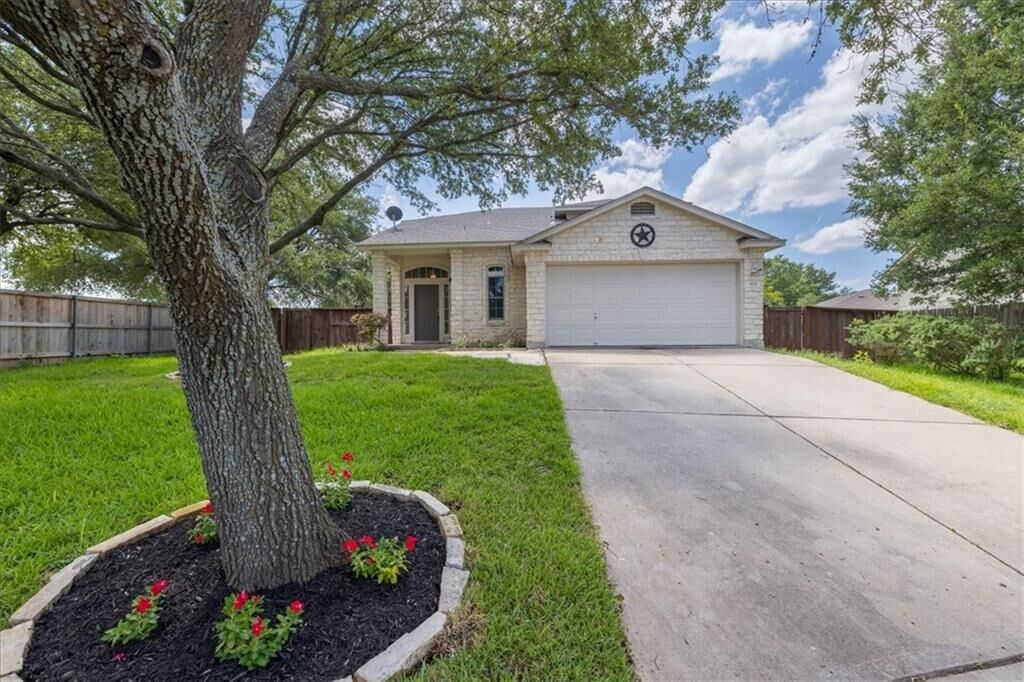 Property Photo: 1611 Vera Way TX 78664