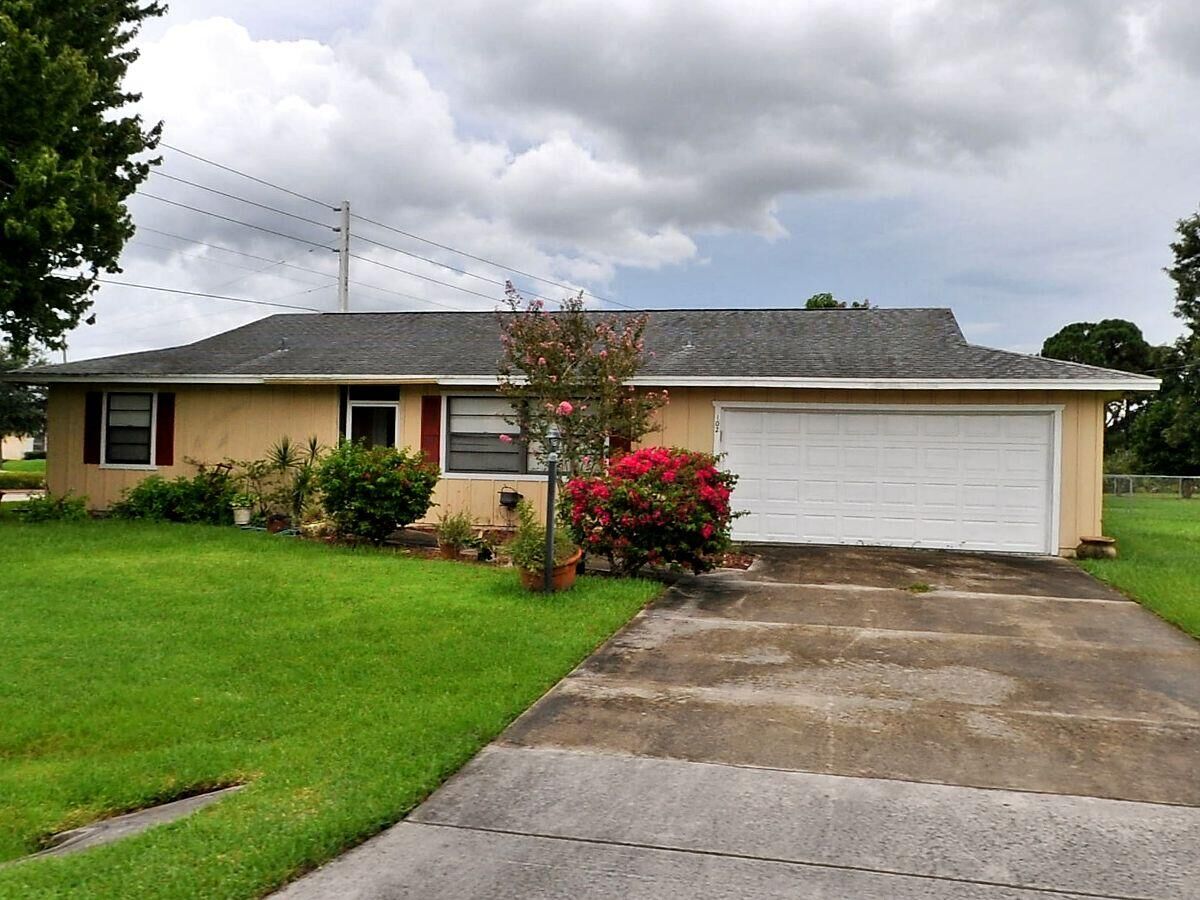 Property Photo:  102 SW Pisces Terrace  FL 34984 