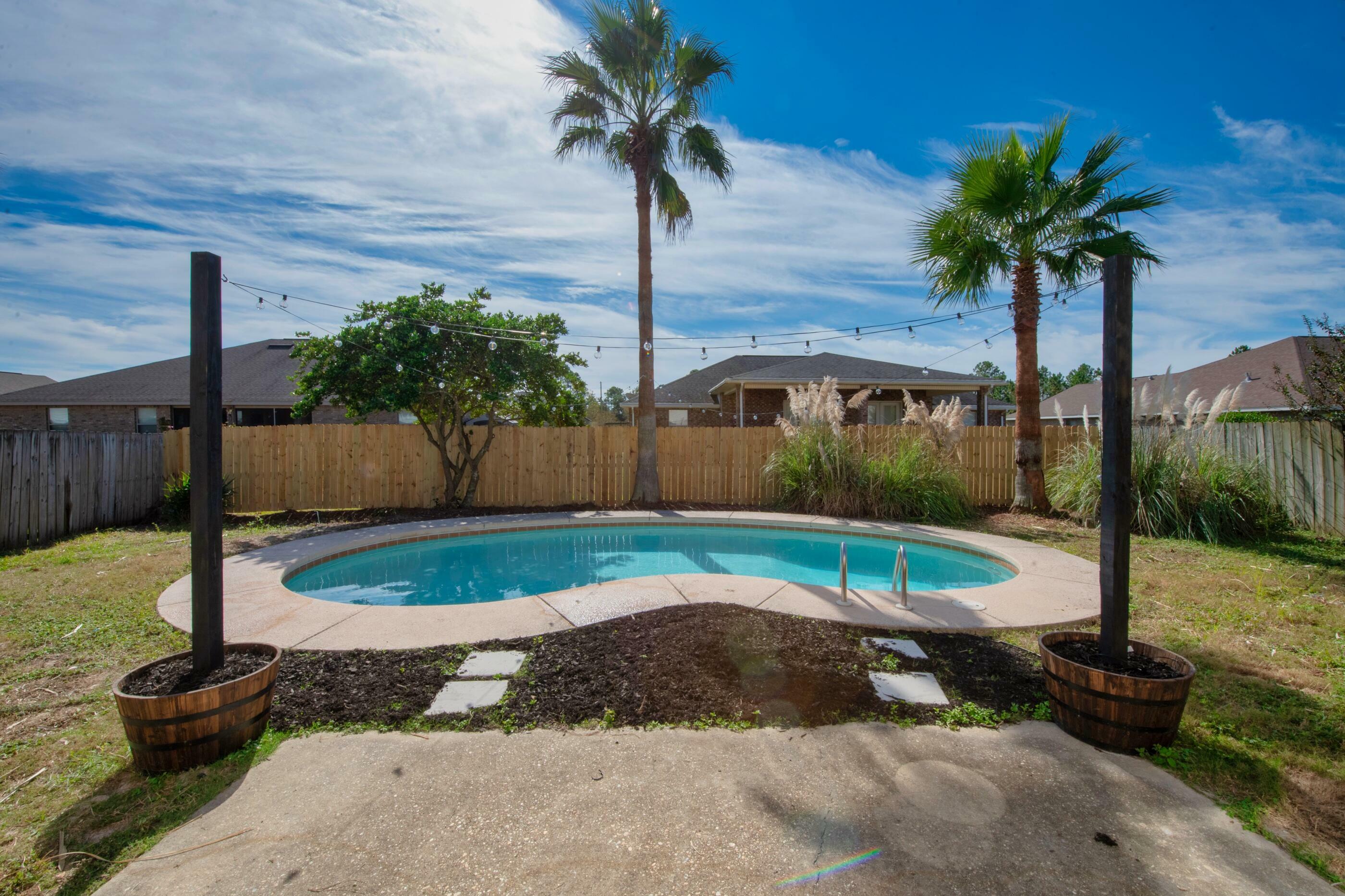 Property Photo: 9721 Leeward Way FL 32566