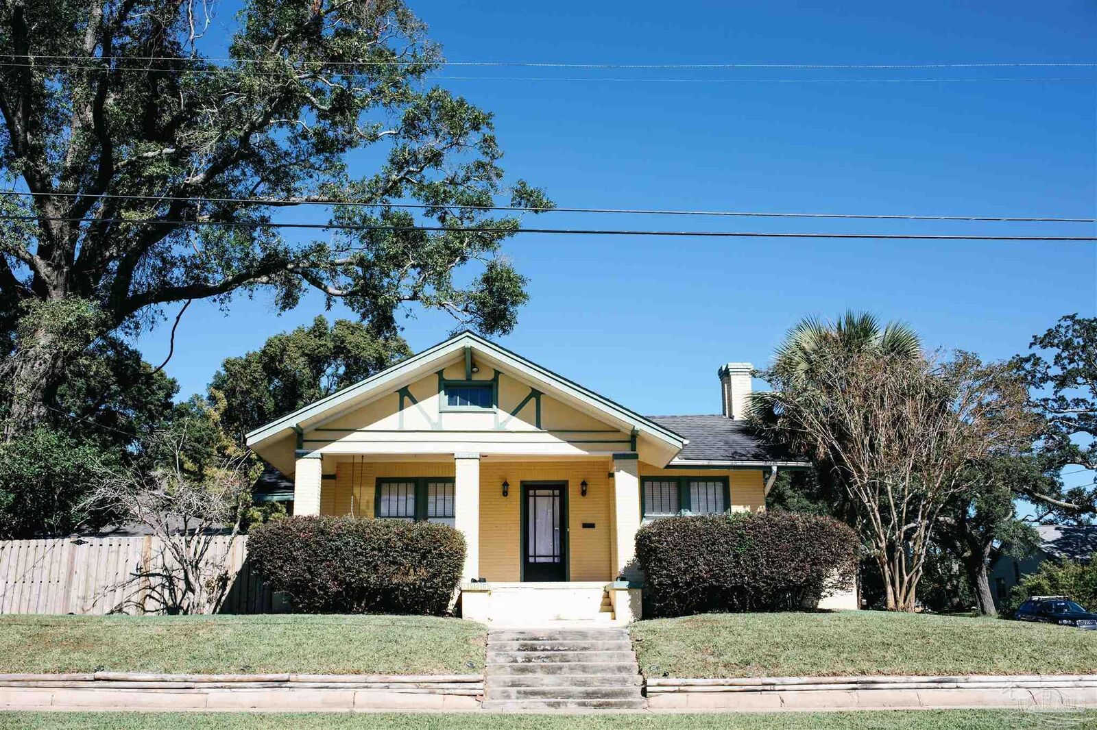 Property Photo: 1826 E Lee St FL 32503