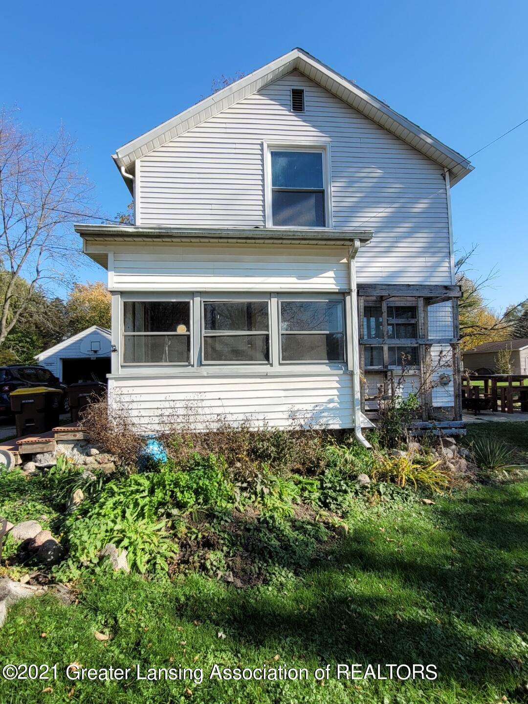 Property Photo:  1009 S Clinton Avenue  MI 48879 