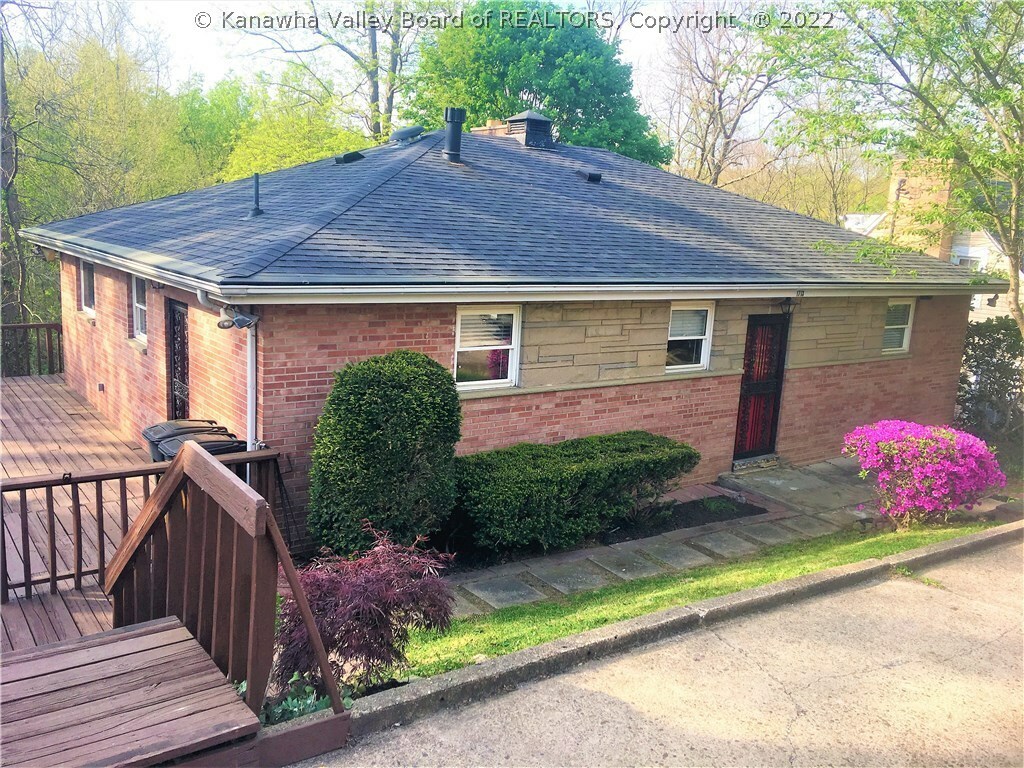 Property Photo: 1713 Edgewood Drive WV 25302