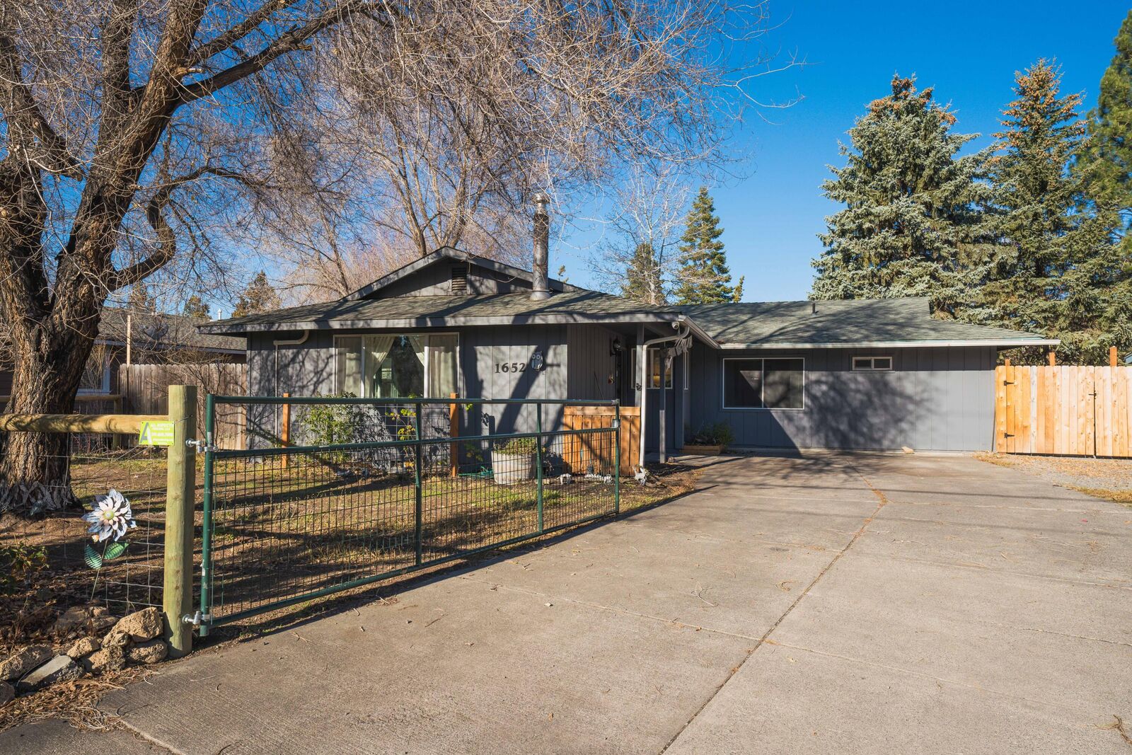 Property Photo: 1652 NE Wells Acres Road OR 97701