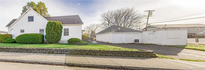 Property Photo:  430 E St  WA 98230 