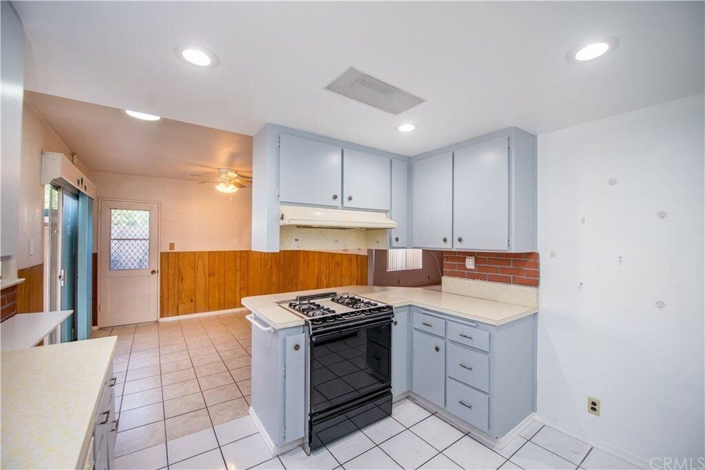 Property Photo:  925 N Hanover Street  CA 92801 