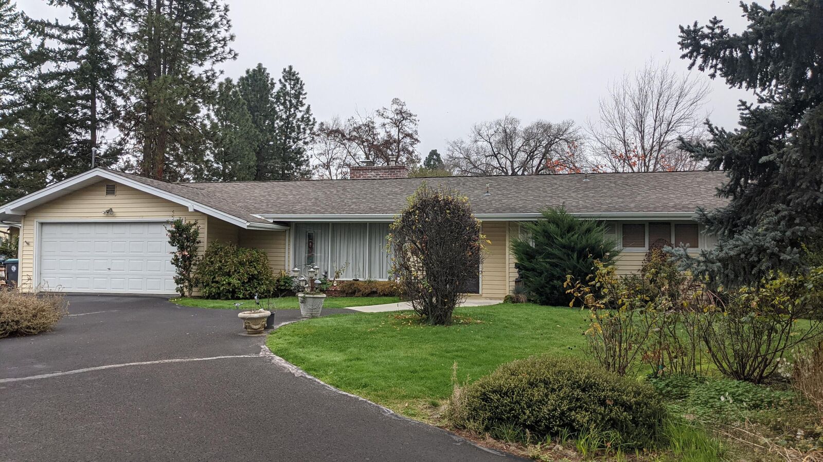 Property Photo: 501 S Modoc Avenue OR 97504