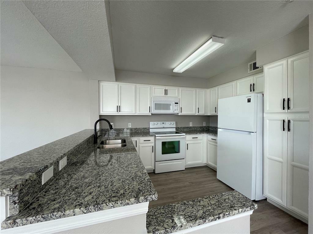 Property Photo:  13839 Fairway Island Drive 1121  FL 32837 