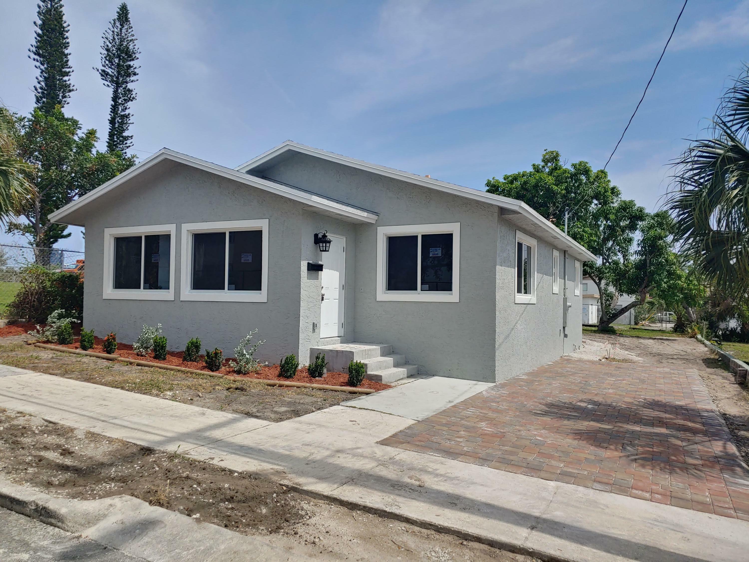 Property Photo:  808 10th Street  FL 33401 