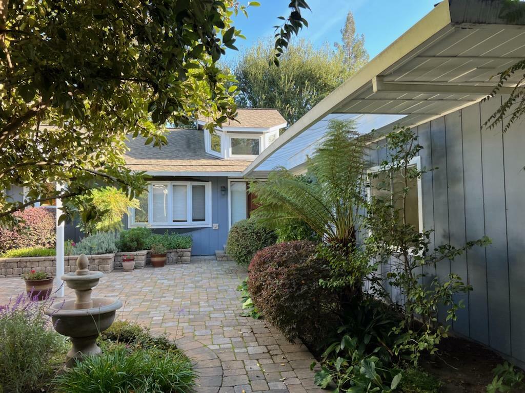 Property Photo:  20 Barney Court  CA 94025 