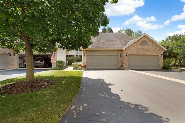 Property Photo:  975 N Auburn Woods Drive  IL 60067 