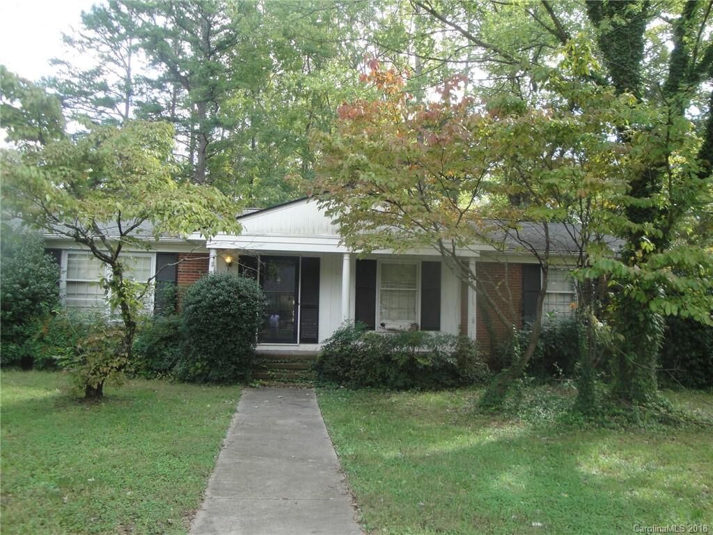 Property Photo: 1444 Redcoat Drive NC 28211