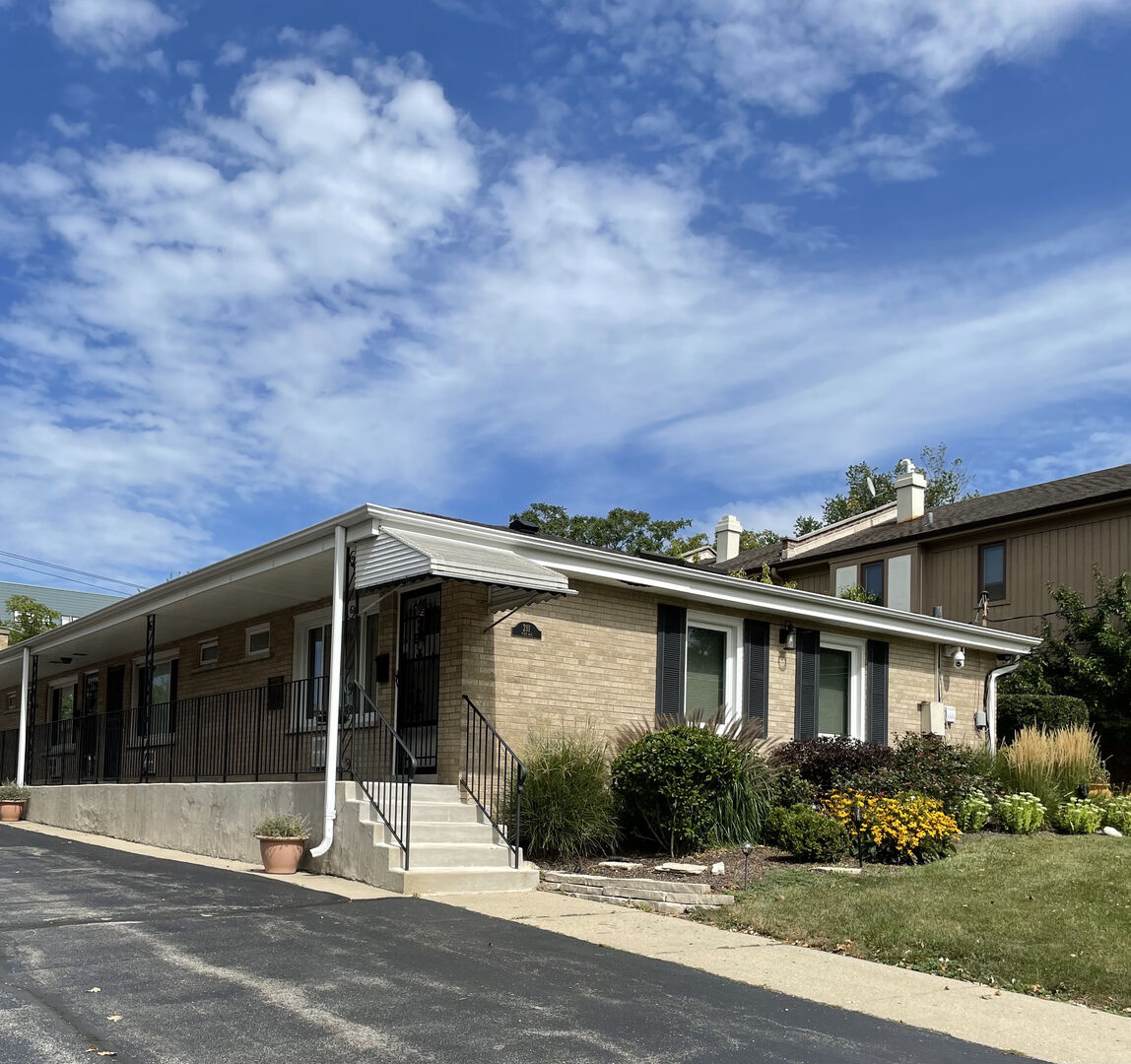 Property Photo:  211 S Vine Avenue 2  IL 60068 