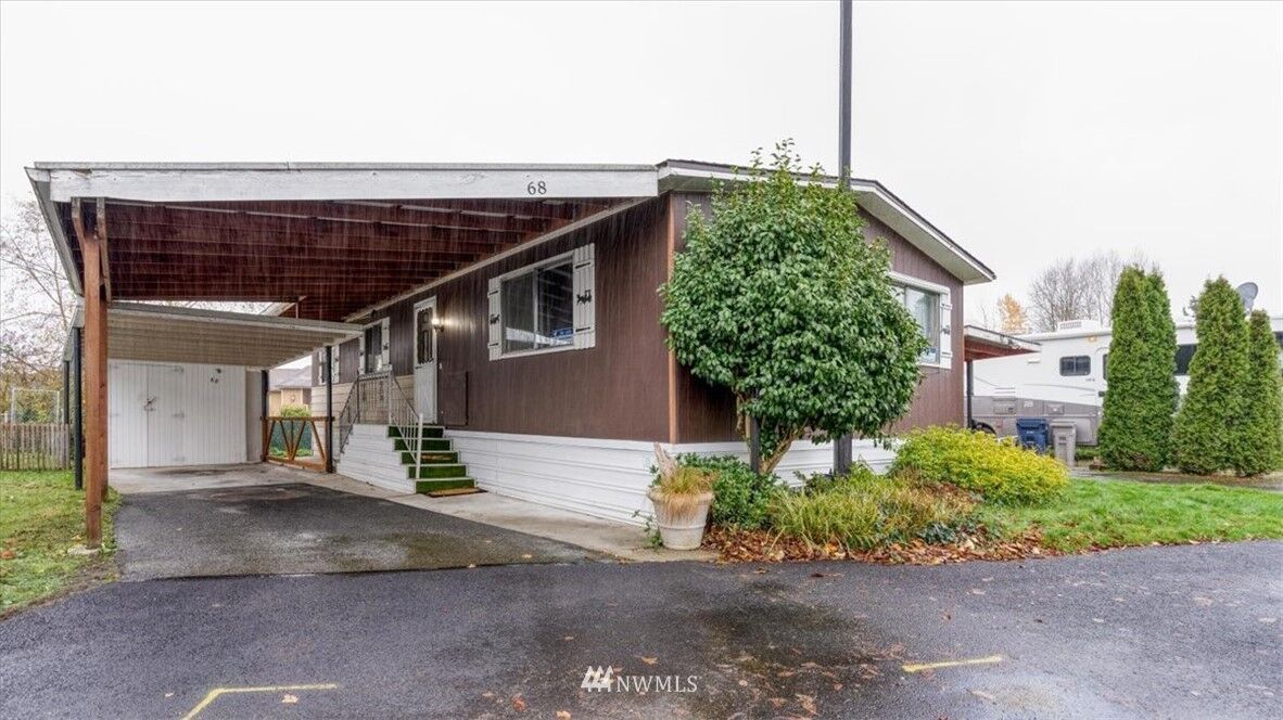 Property Photo: 14322 Admiralty Way 68 WA 98087