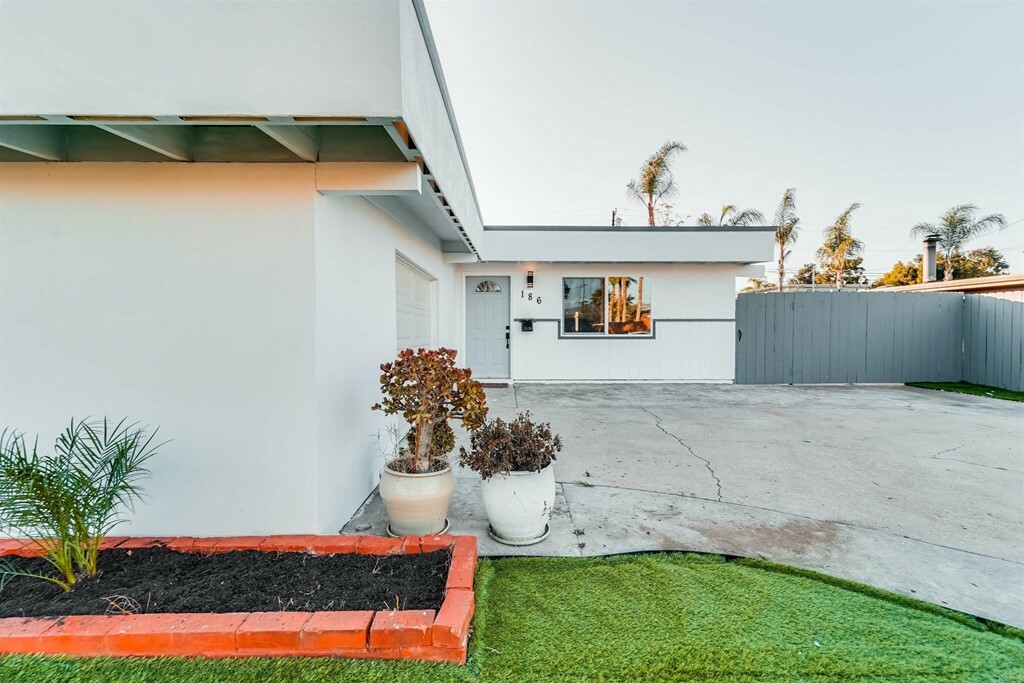 Property Photo:  186 S Ivory Ave  CA 92019 