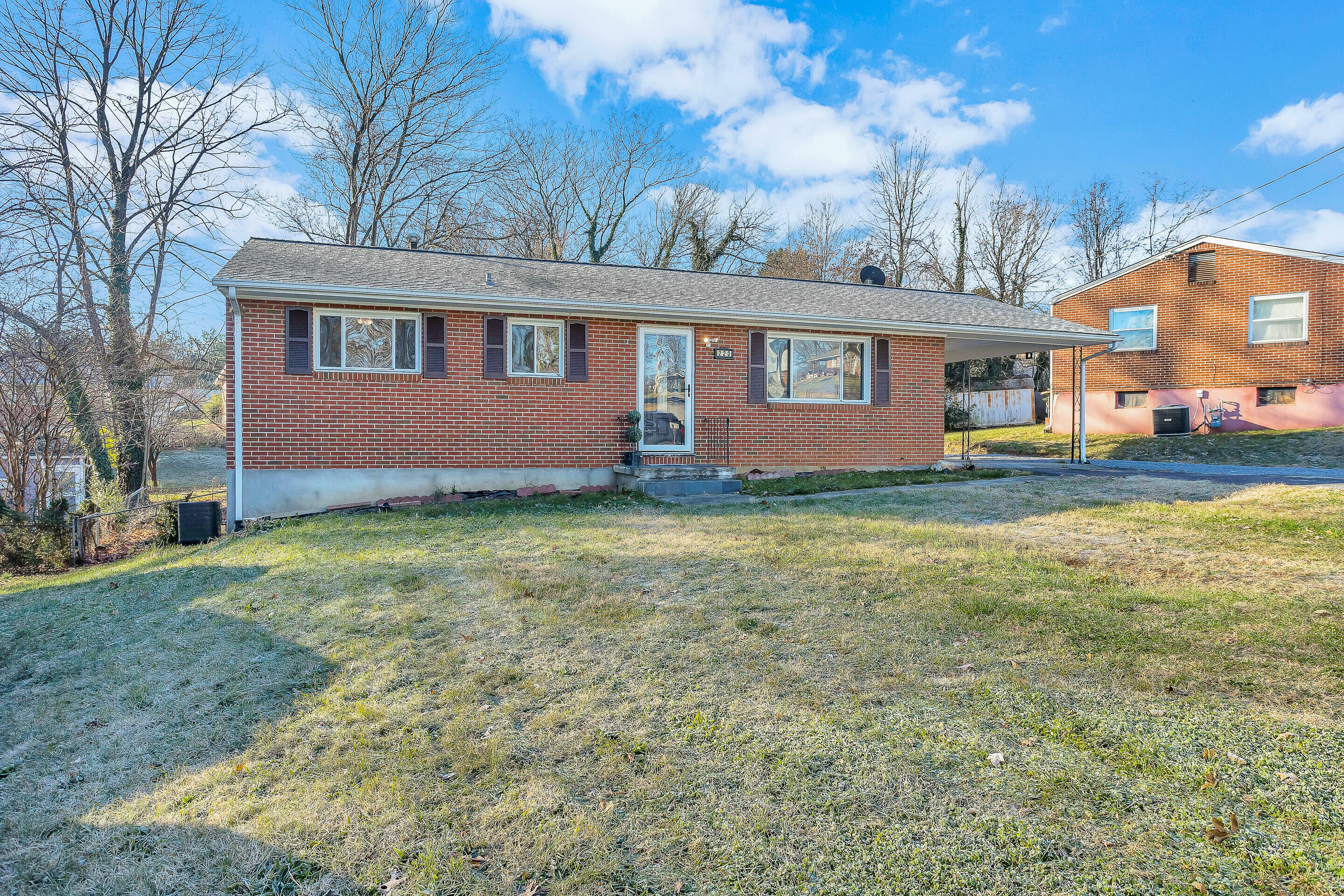 Property Photo:  220 Nancy Dr NW  VA 24017 