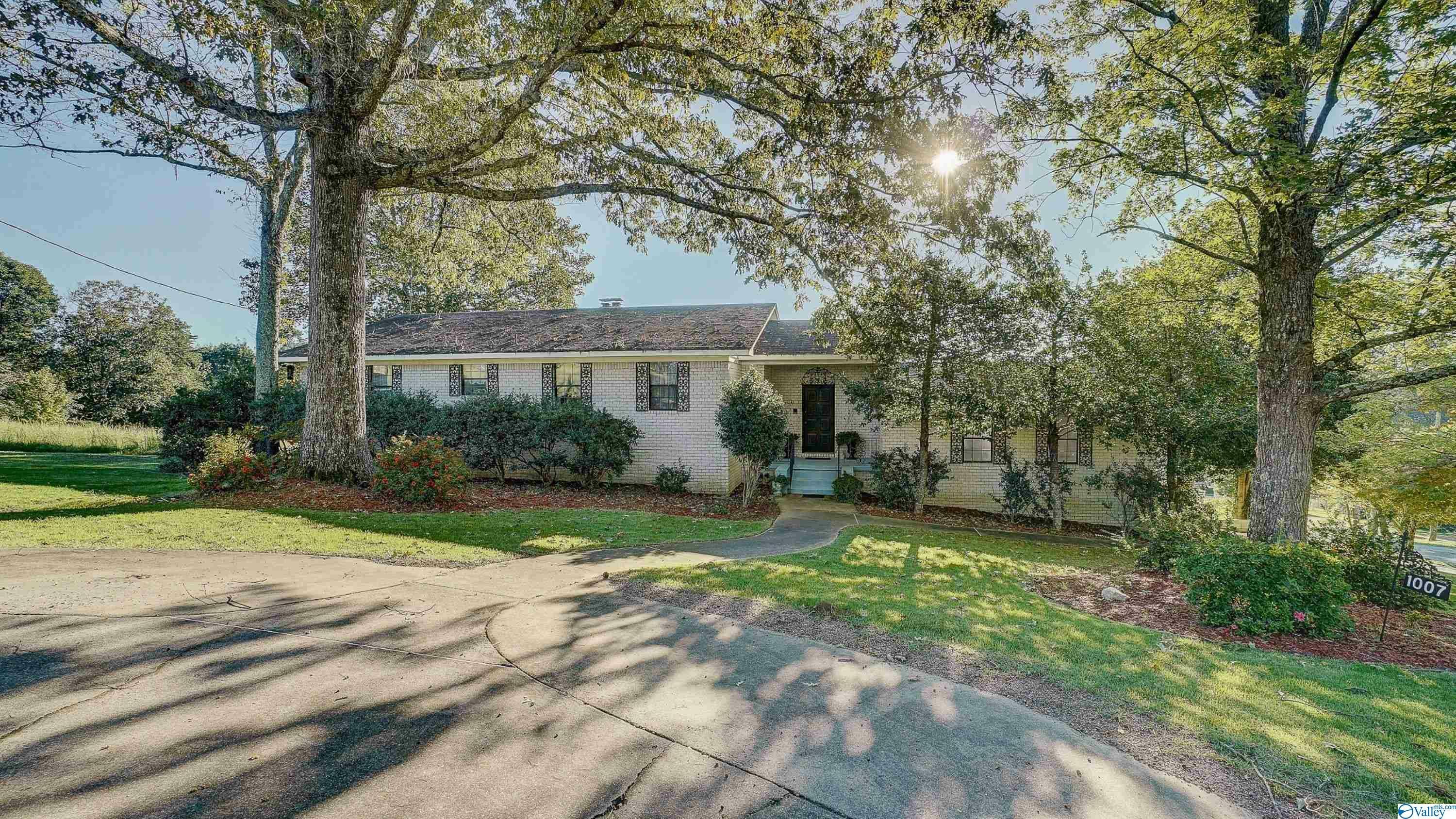 Property Photo:  1007 Scenic Drive  AL 35904 