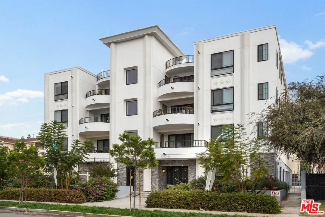 Property Photo:  1832  S Barrington Ave 203  CA 90025 