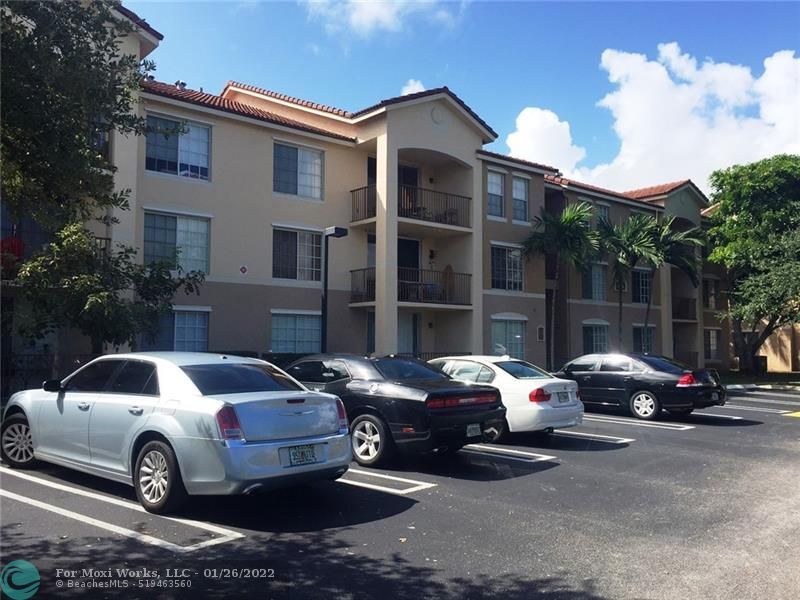 Property Photo:  422 Villa Cir  FL 33435 