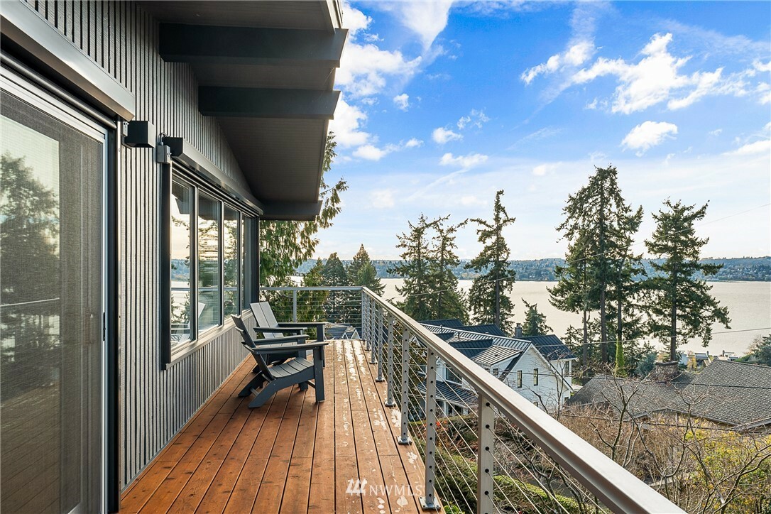 Property Photo:  3034 69th Avenue SE  WA 98040 