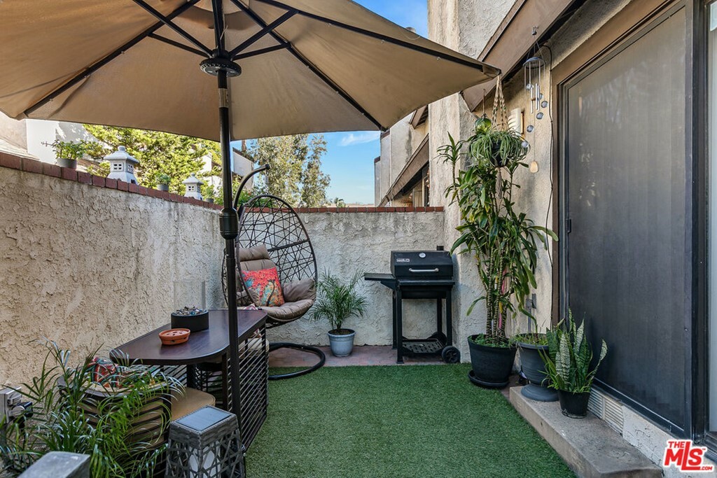 Property Photo:  9601 Sylmar Avenue 5  CA 91402 