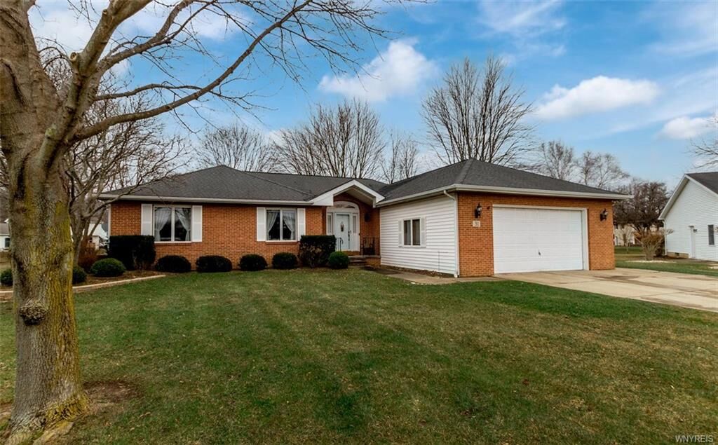 Property Photo:  31 Buckhorn Court  NY 14072 