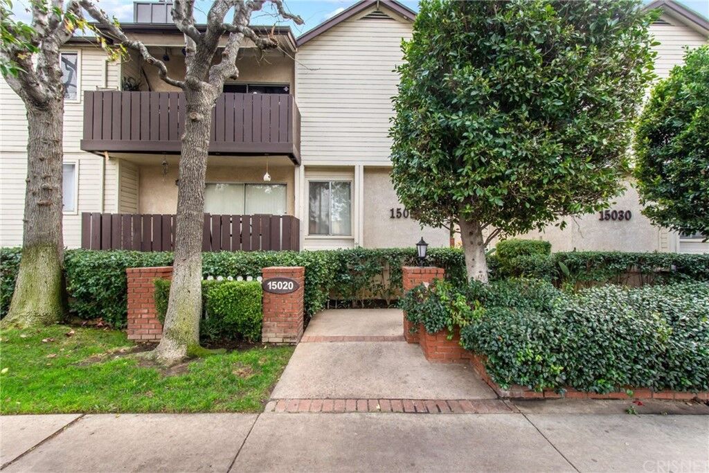Property Photo: 15020 Victory Boulevard 203 CA 91411