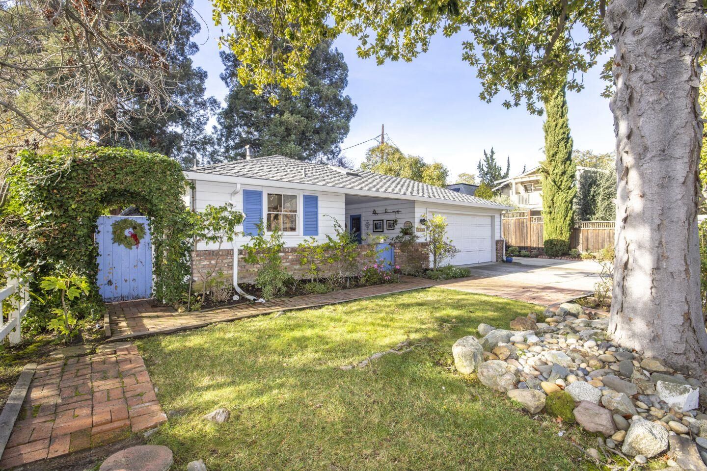 Property Photo:  2330 Ross Road  CA 94303 