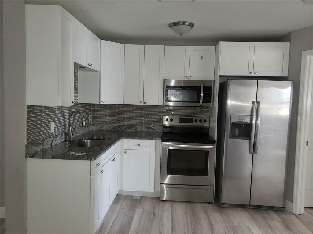 Property Photo:  107 W Clay Avenue 5  FL 33510 