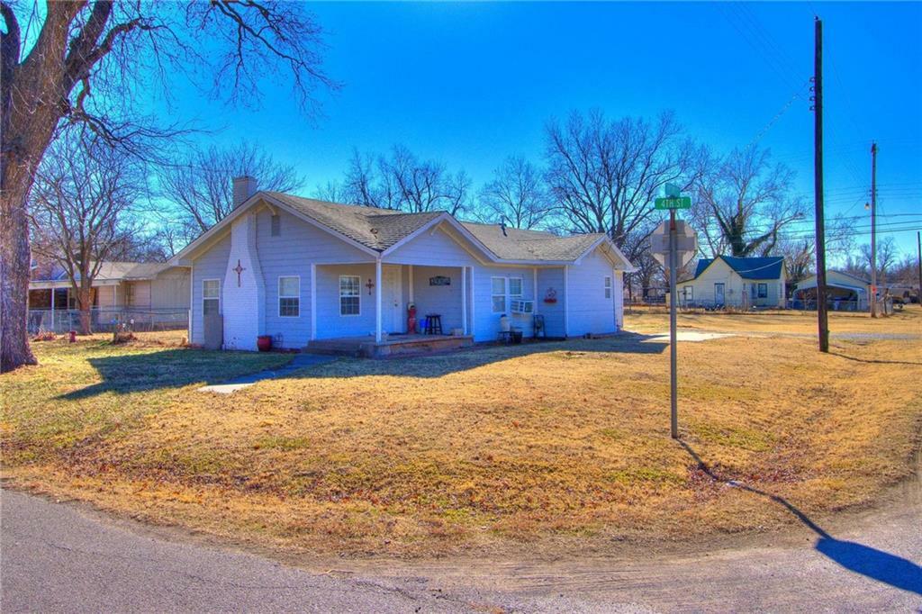 Property Photo:  811 4th Street  OK 73057 