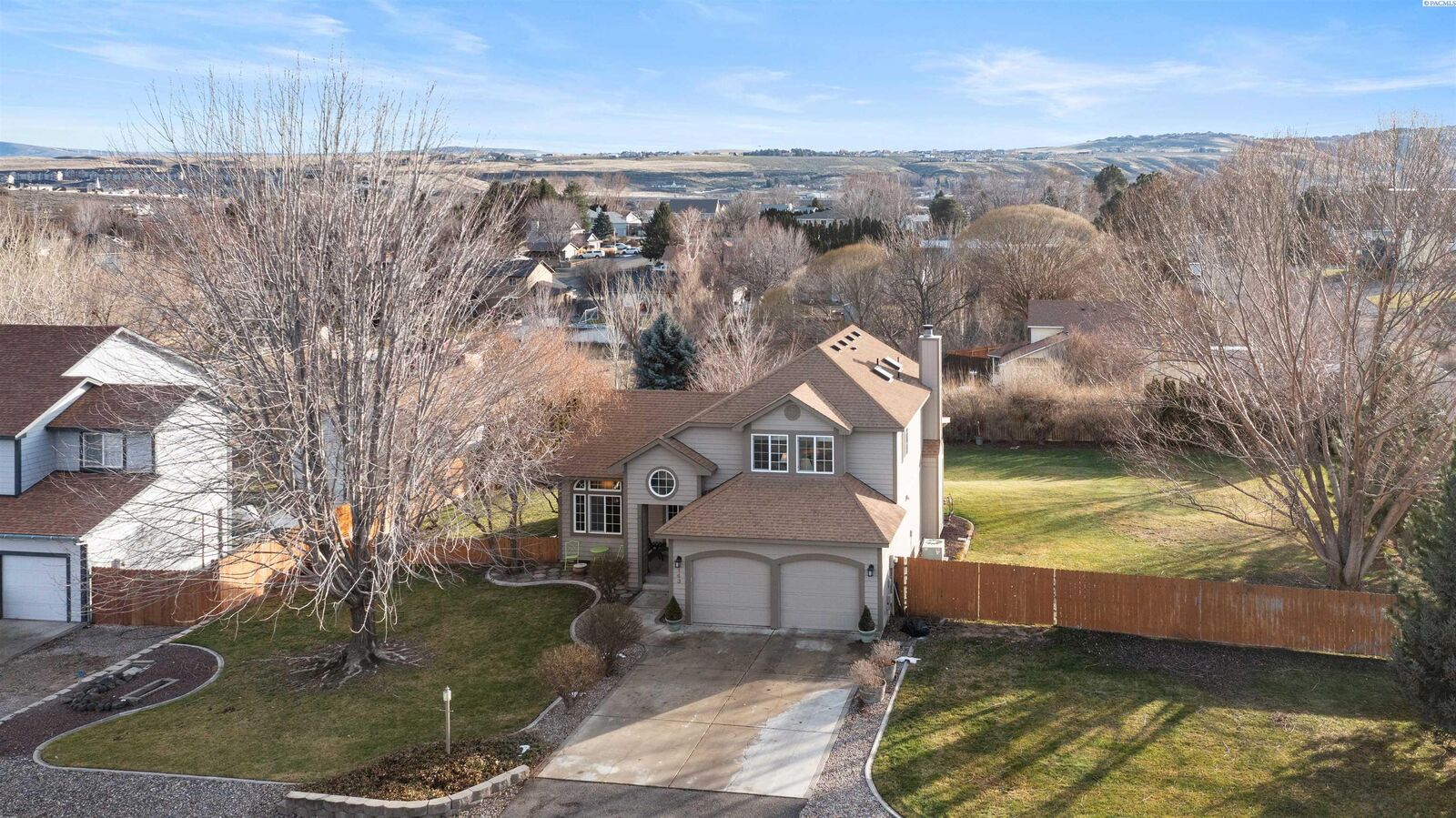 Property Photo:  143 Canterbury Rd  WA 99338 