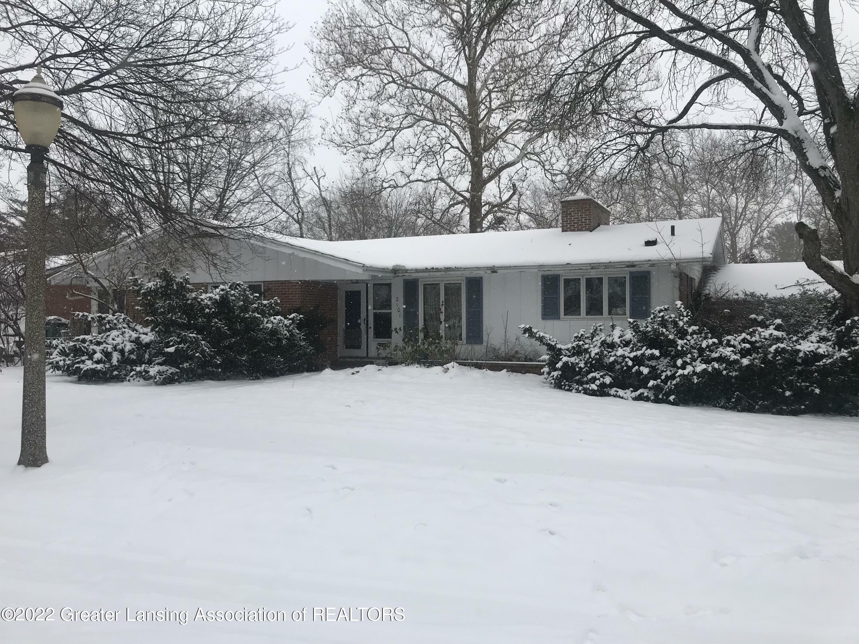 Property Photo:  2101 Wellesley Drive  MI 48911 