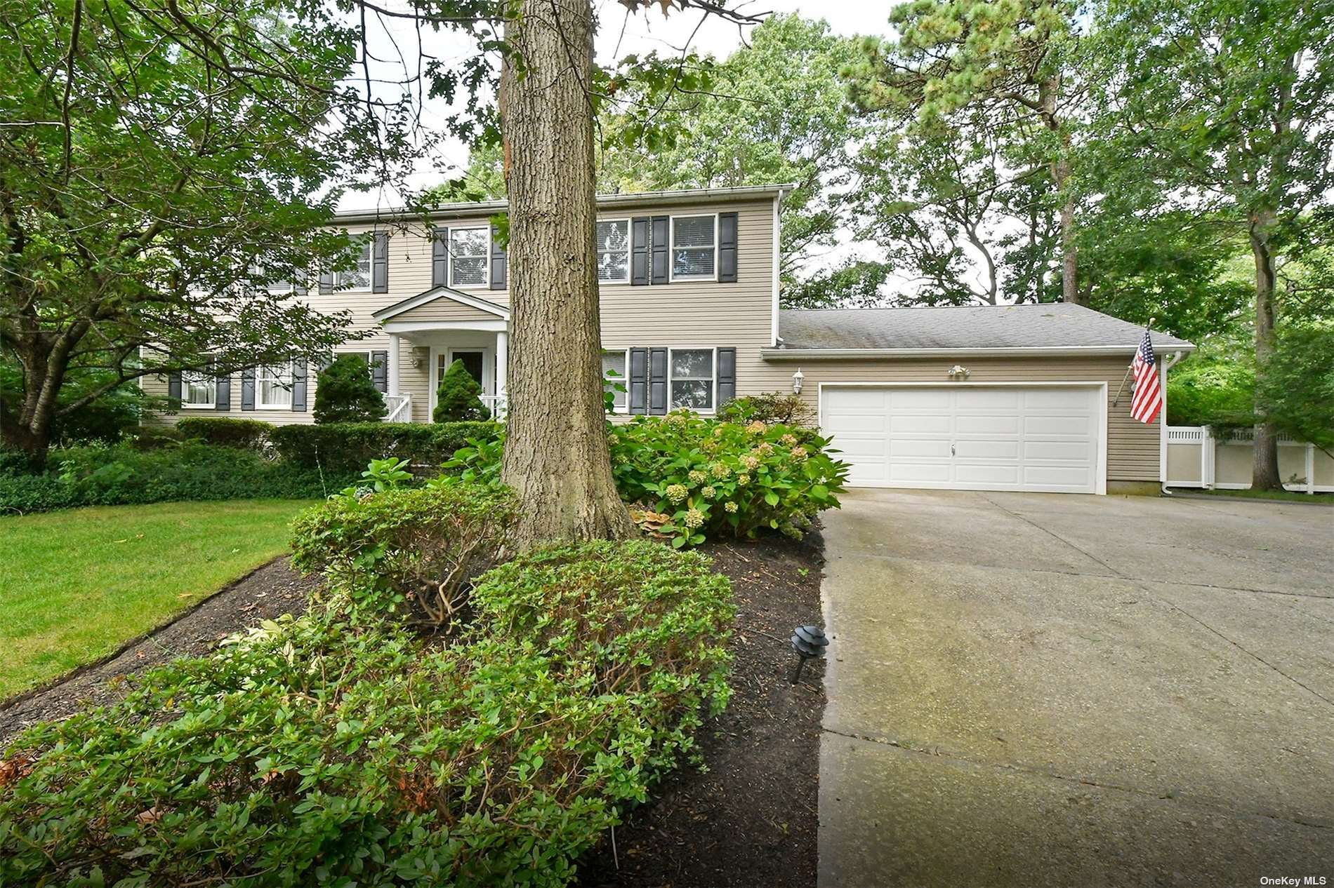 Property Photo:  1 Ashland Court  NY 11742 