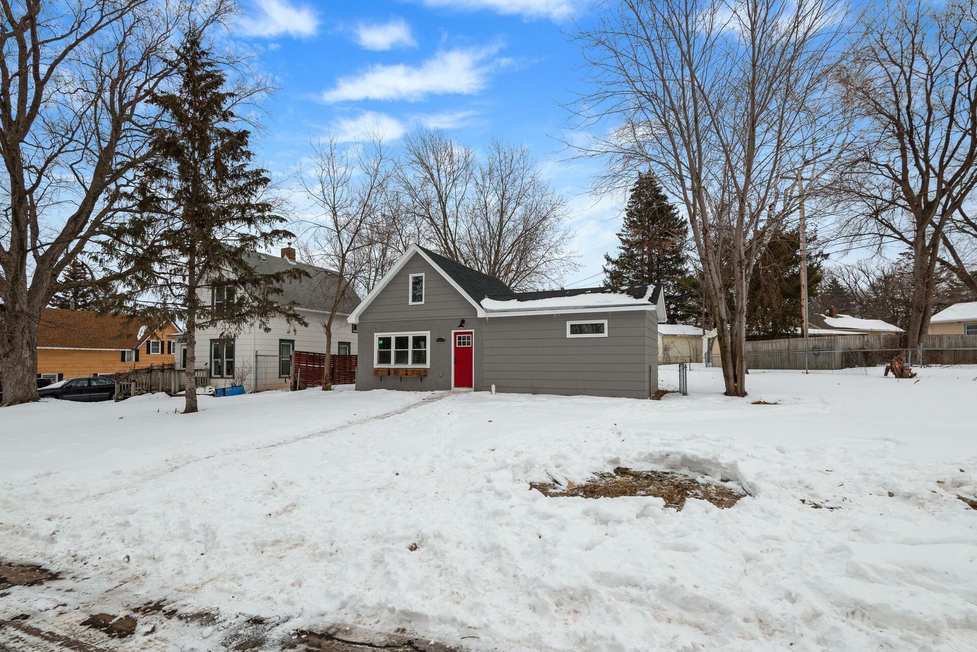 Property Photo:  2218 Oak Hill Place  MN 55109 