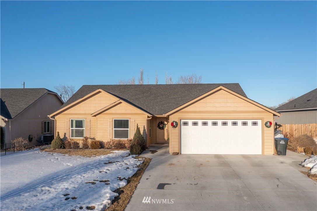 Property Photo: 517 S Trillium Way WA 98837