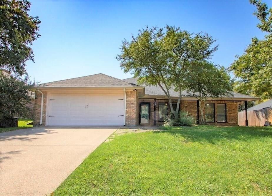 Property Photo: 200 Darrin Drive TX 75087
