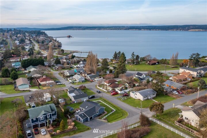 Property Photo:  903 NE 8th Street  WA 98239